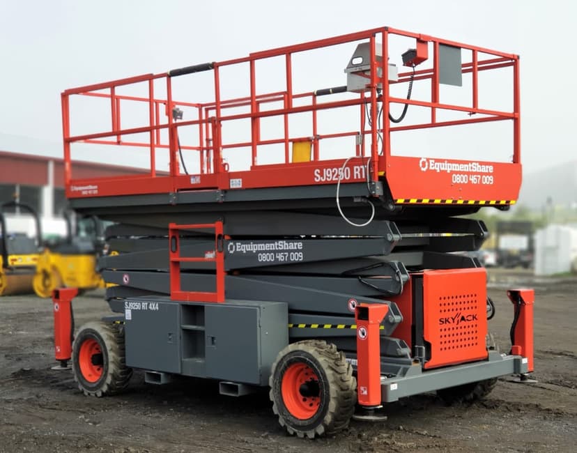 17-18m Rough Terrain Scissor Lift rental UAE - Skyjack SJ9250 RT